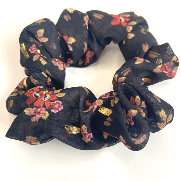 Black floral Print Scrunchie - Picture 2 of 2
